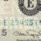 número de serie verde debajo del sello